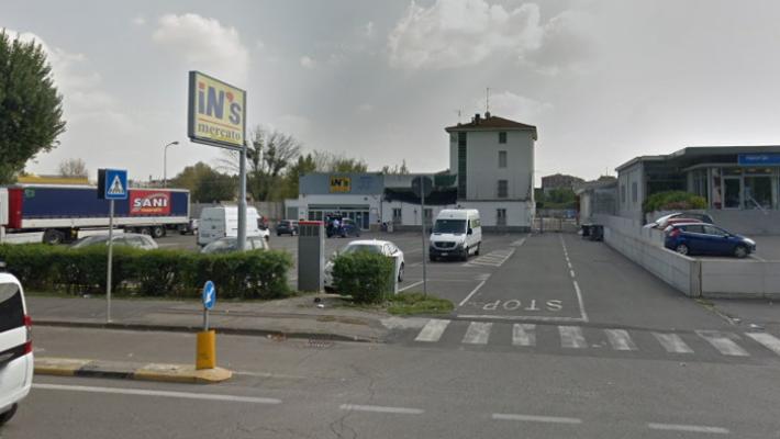 Tenta la rapina (con un chiodo) al supermercato: la reazione della cassiera lo fa fuggire