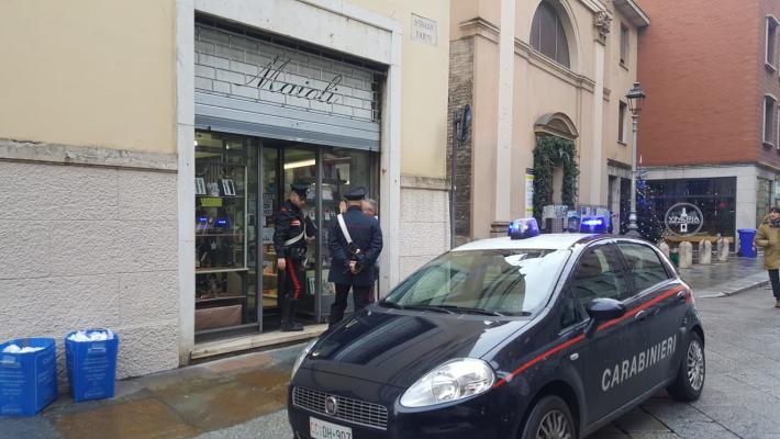 Via Farini, colpo grosso alla cartoleria Maioli: bottino da 20mila euro