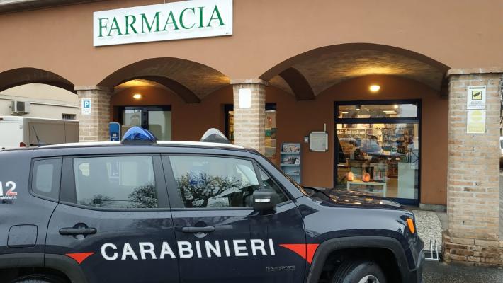 I farmacisti disarmano il malvivente armato di cacciavite: salta la rapina a Sorbolo