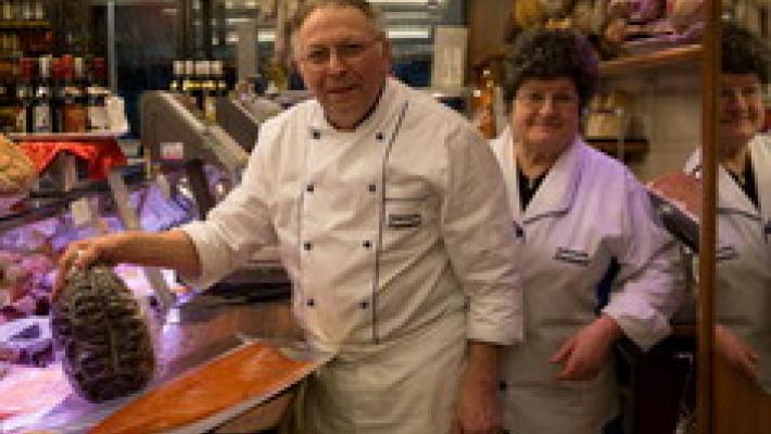 La storica Salumeria Zannoni ha chiuso: ha preparato pacchi natalizi per tutto il mondo