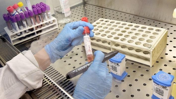L'Iss: "Cresce il contagio: l'Rt a 0,99. Stare a casa il più possibile"