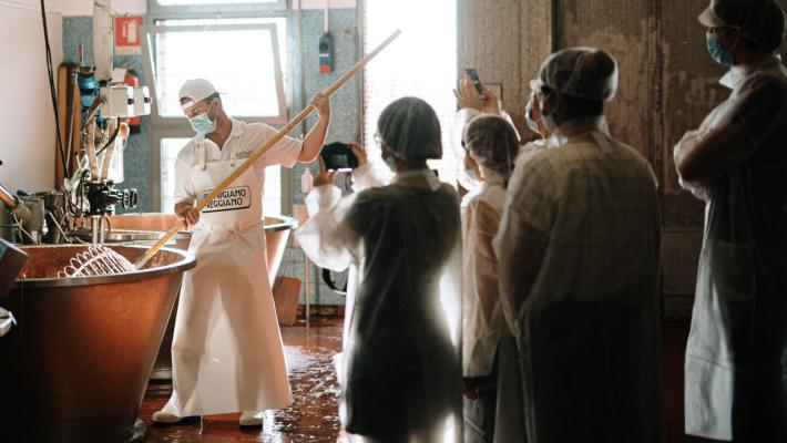 Come nasce il parmigiano-reggiano: sette appuntamenti social per assistere in diretta