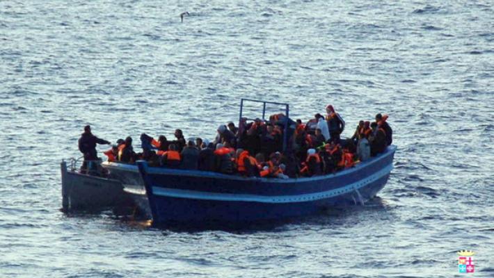 Barcone di migranti si ribalta durante i soccorsi. Si cercano dispersi