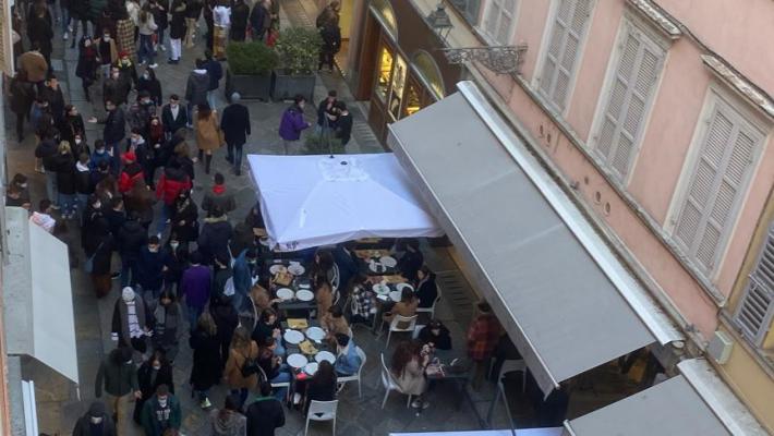 Via Farini, l'ultimo aperitivo prima della zona arancione - La foto