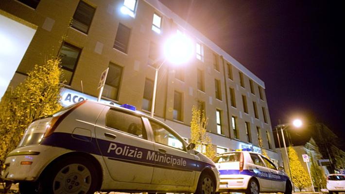 Rissa in piazza: ragazzini si prendono a seggiolate