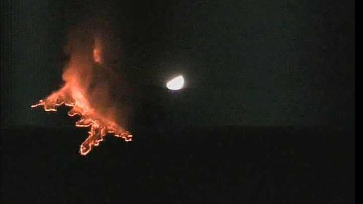 L'Etna dà spettacolo di notte: fontane di lava e colata - Video