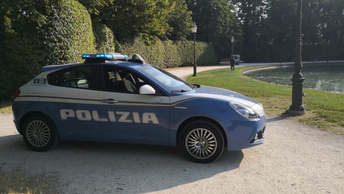 In albergo con 2200 euro in banconote false: lui dai mille alias e lei con i documenti smarriti di un'altra