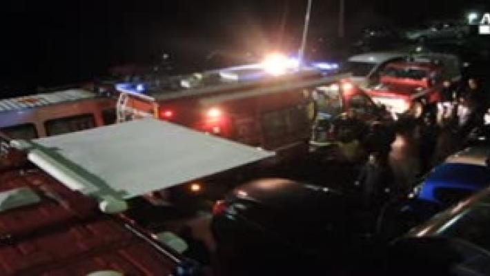 Brucia capannone nel Pavese, si teme danno ambientale. Cento evacuati Video