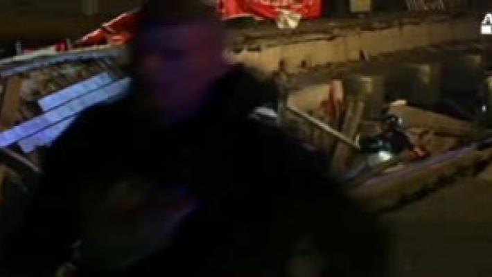 Rapper chiede di saltare: cede il pontile, 313 feriti