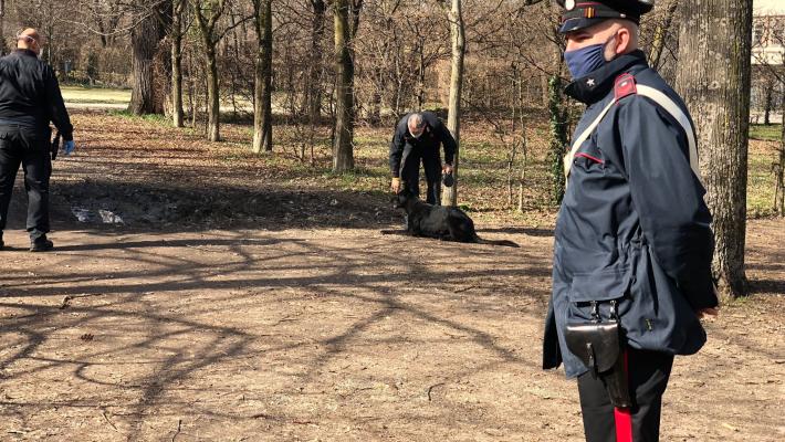 Sorpreso mentre è con un cliente, il pusher fugge gettando l'hashish nel tombino: fermato