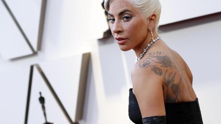 Lady Gaga, rapiti i due cani e ferito il dog-walker. Indaga anche l'Fbi