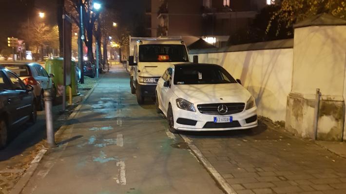 Viale Campanini e i parcheggi "strani"