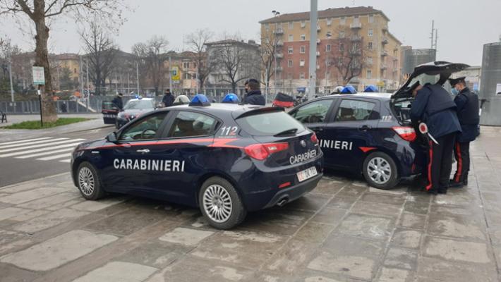 Senegalese si strappa il braccialetto elettronico ed evade dai domiciliari: preso e portato in carcere