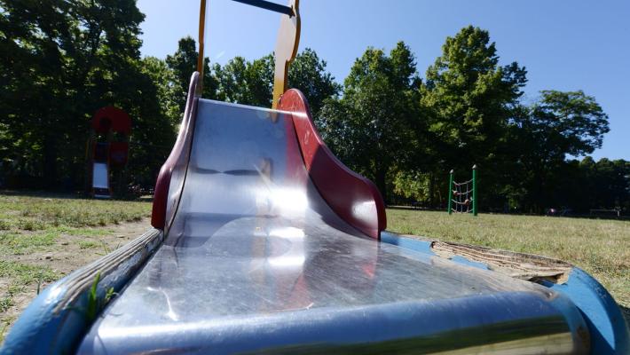 Nuovi giochi per i bimbi: sostituiranno quelli obsoleti in varie aree verdi della città 