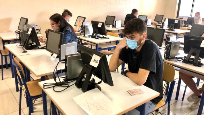 Telecamera nella mascherina per superare il test della patente, denunciato