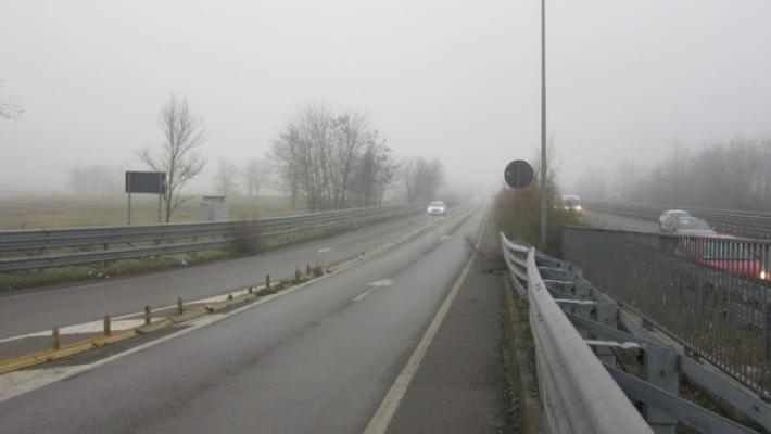 Camioncino contromano: frontale sfiorato