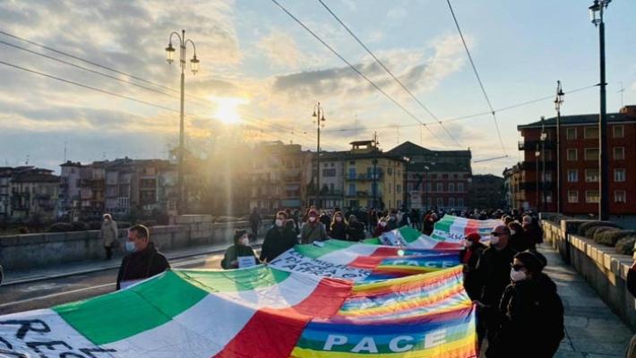 "Un ponte di corpi" anche a Parma: in 250contro il trattamento disumano dei migranti
