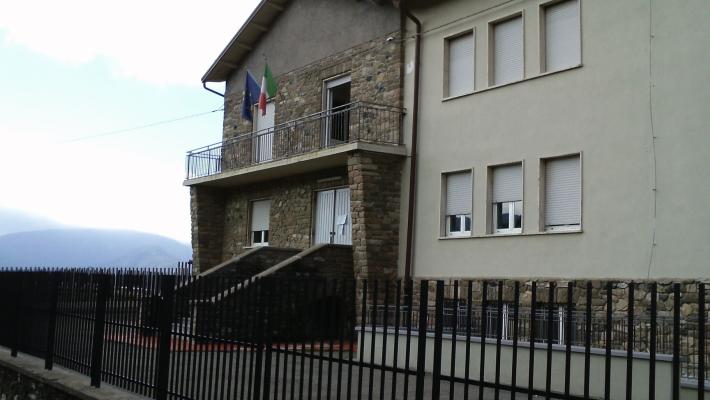 Due alunni lasciano le medie di Berceto: polemica in paese