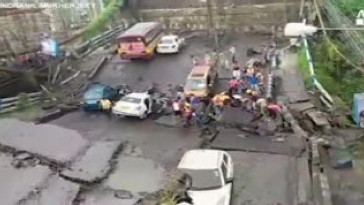 Crolla ponte a Calcutta, feriti intrappolati nelle auto