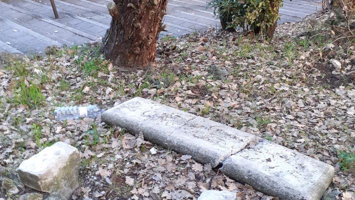 Vandali all'opera: distrutte due panchine a Tabiano Castello e in zona cimitero