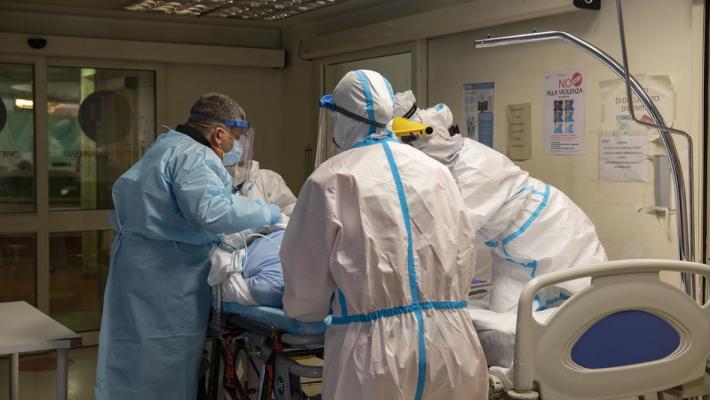 «Febbre, difficoltà respiratorie o dolori. Ai primi sintomi sospetti chiamare il medico»