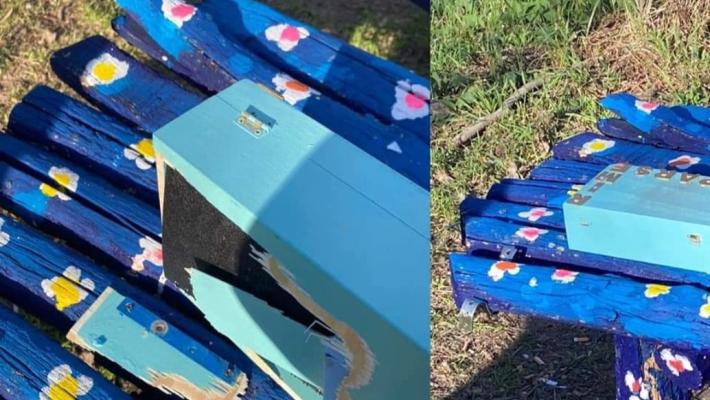 Vandali di nuovo in azione: distrutte panchina blu e «scatola della poesia». Erano state risistemate una settimana fa.