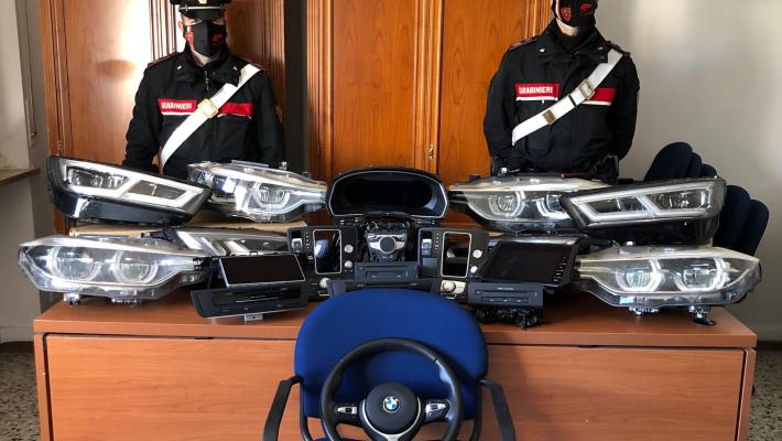 Fermato un autobus in partenza per la Moldavia pieno di ricambi di auto di lusso: denunciati in due per ricettazione
