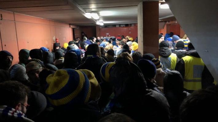 "Tutti ammucchiati sulle scale allo stadio di Genova": la foto-protesta di un lettore 