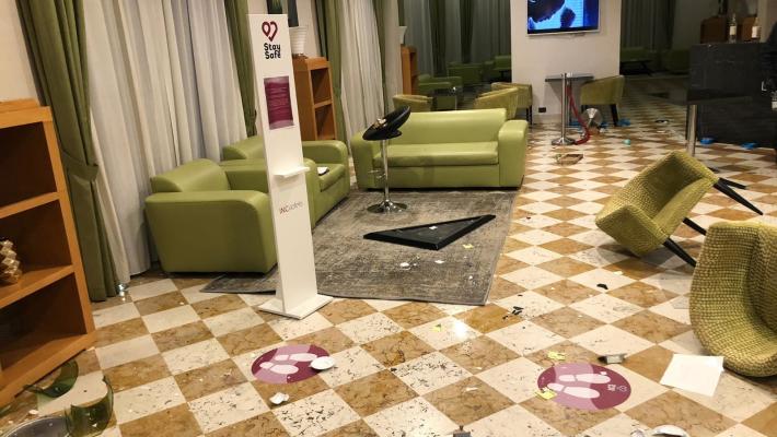 Un cliente dell'hotel San Marco dà  in escandescenza e  distrugge la hall