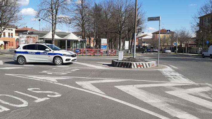 Tampona un'auto allo stop e scappa: donna nei guai