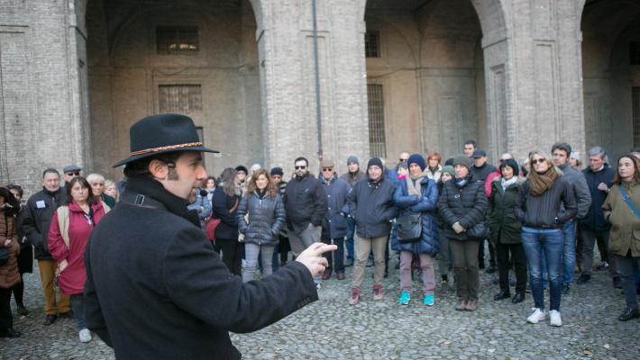 Investigatori in marcia tra delitti e scene pulp