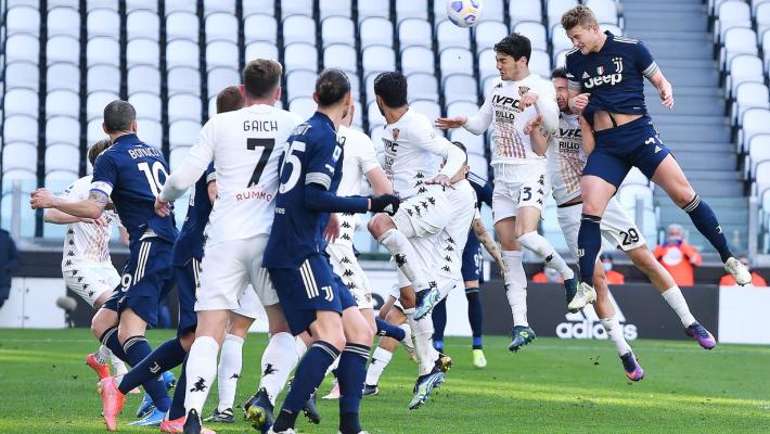 L'impresa del Benevento vale doppio: salvezza e scudetto. 1-0 alla Juve. Toro ko con la Samp