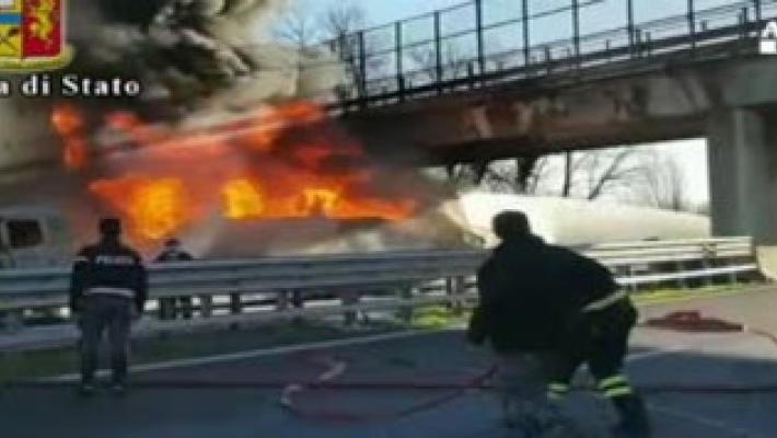 Cisterna in fiamme in A21, 6 morti tra cui due bambini