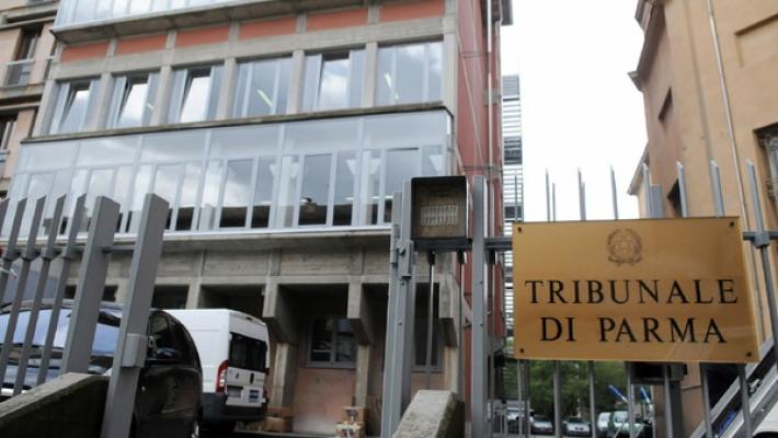 Quattro anni al rapinatore che si tuffò nel laghetto del Parco Ducale