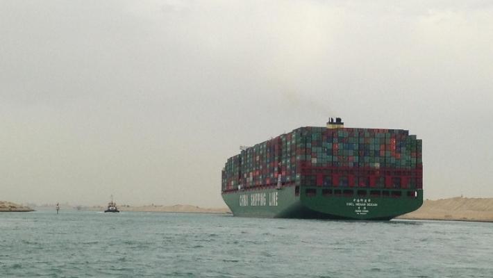 Cargo arenato blocca il canale di Suez