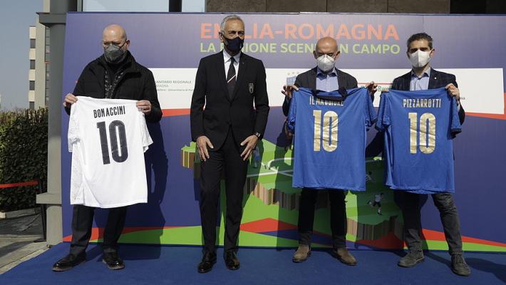 Le maglia della nazionale al sindaco, ma con un refuso