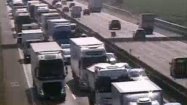 Lancia oggetti su auto, chiusa A1 Lodi-Casalpusterlengo