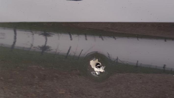 Auto colpita da un proiettile vagante