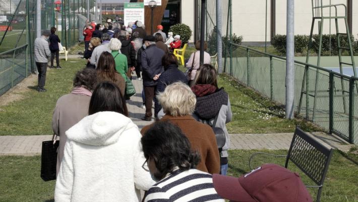 PalaPonti, lunghe code all'aperto per vaccinarsi