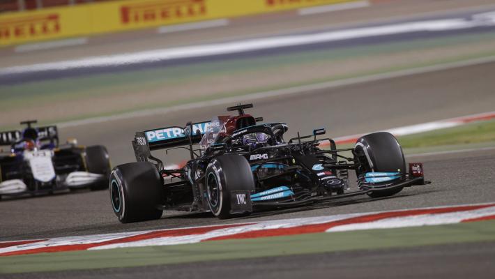 Hamilton batte in volata Verstappen in Bahrain