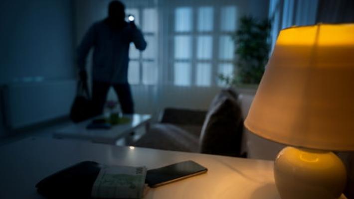 Loro sono in camera a riposare e i ladri fanno un cospicuo bottino di soldi e gioielli