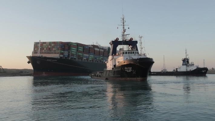 Suez, la Ever Given è stata liberata: riprende il traffico
