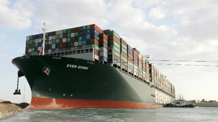 Suez: liberata la Ever Given, riprende il traffico