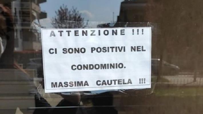 Covid: cartello in condominio, "attenzione ci sono positivi"