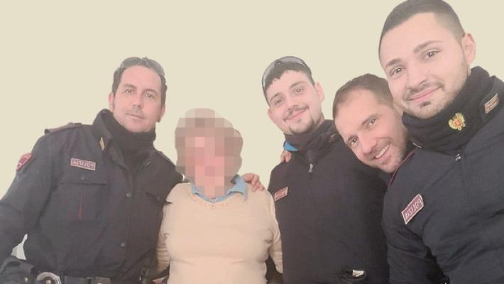 Sola a Natale, chiama il 113. E i poliziotti vanno a farle compagnia