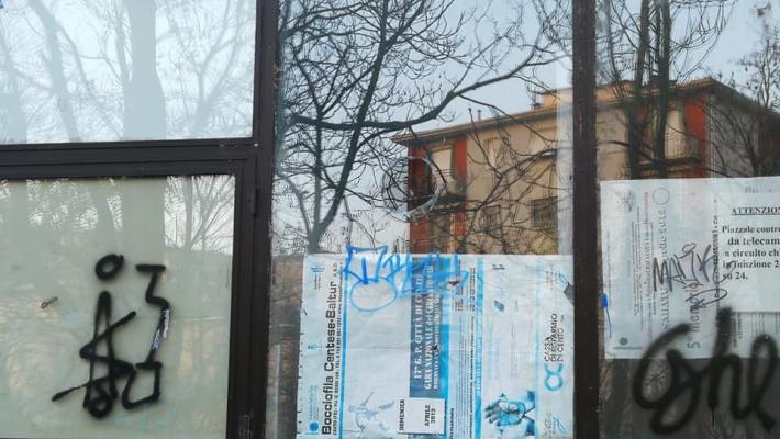 Vandali ancora all'opera, stavolta è toccato alla Bocciofila