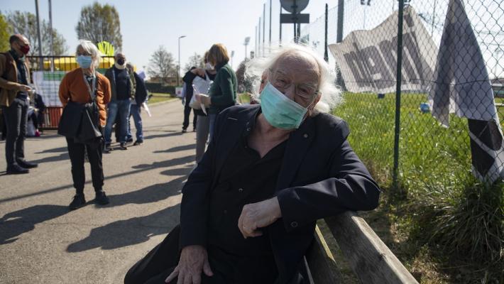 Anche Giacomo Rizzolatti in coda per il vaccino a Moletolo