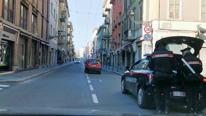 Entra in tabaccheria, minaccia la titolare  con un coltello per avere un gratta e vinci, lo paga e fugge: preso e denunciato