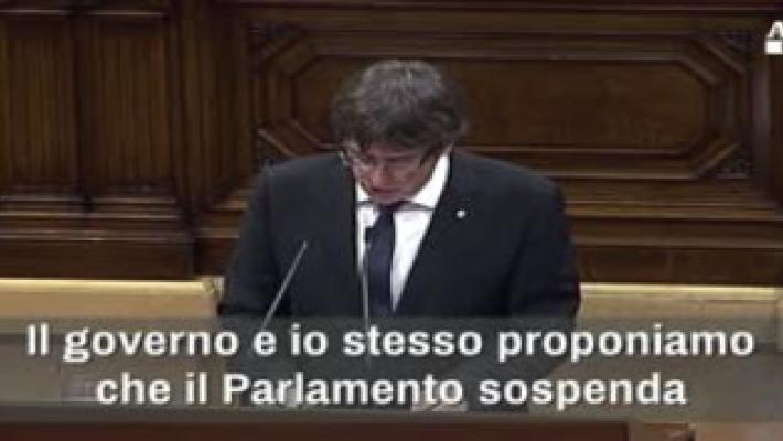 Puigdemont sospende l'indipendenza