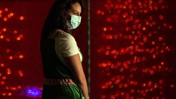 Gli psichiatri: "la mancanza di abbracci aumenta l'ansia e lo stress"